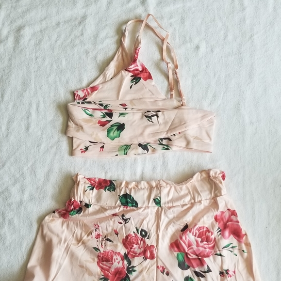 Beautiful 2pc Floral Print Crop Top and Shorts Set - Picture 7 of 8